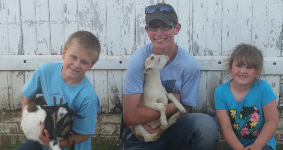 2016 IDGA Share-A-Kid winner Gavin Johnson with donors JJ Livestock, McDaniel Family